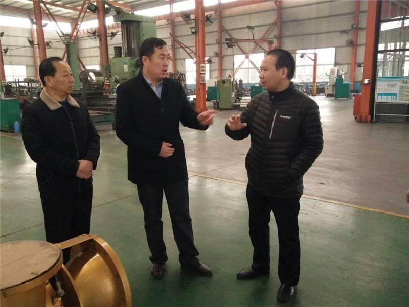章丘双山街道党工委书记李屹东考察山东草莓污视频在线观看机械有限公司