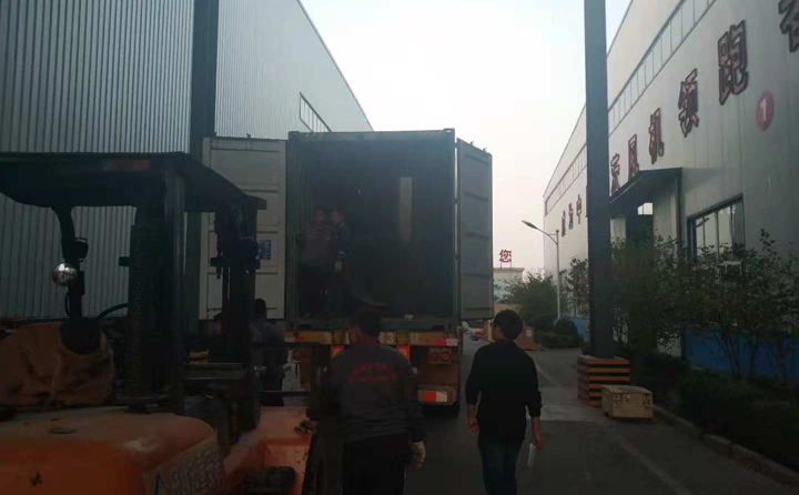 锯末草莓影视大全污正在装车，准备发往塔桑尼亚